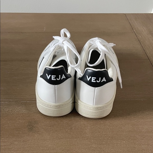 Veja White and Black Leather Sneakers size 8 - Picture 2 of 3